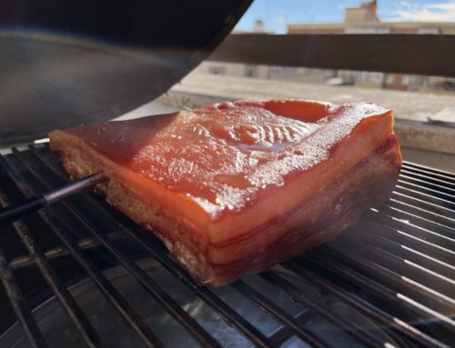 Torrezno crujiente en kamado:jugoso por dentro, crujiente por fuera ¡y sin fritura!