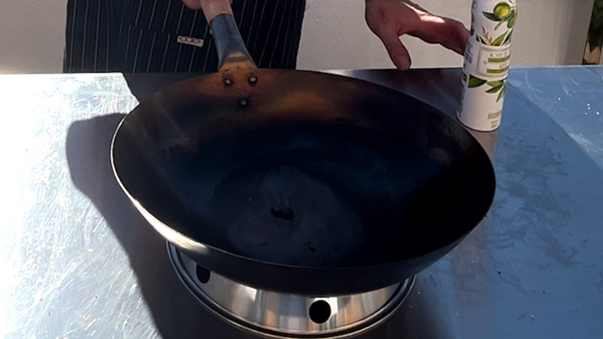 Cómo curar un wok en el kamado El camino del fuego